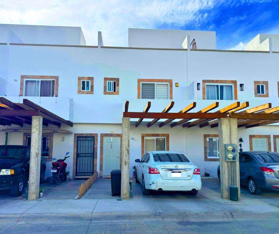 Los Cabos Centro-Csl North Casa habitación con ampliación en planta alta, ideal para inversión en Los Cabos. Planta baja: sala, cocina, 2 recámaras, 1 baño completo y cochera. Planta alta: 2 recámaras tipo estudio, cada una con baño completo y acceso independiente. Permite hasta 3 unidades habitacionales, con privacidad y opción de renta. Ubicada en zona urbana con servicios y vialidades cercanas.Single-family home with upper-level expansion, ideal for investment in Los Cabos. Ground floor: living room, kitchen, 2 bedrooms, 1 full bathroom, and carport. Upper level: 2 studio-style bedrooms, each with a full bathroom and independent access. Allows up to 3 separate units, offering privacy and rental flexibility. Located in an urban area with nearby services and main roads. – 103 PRIVADA, Cabo San Lucas, BS