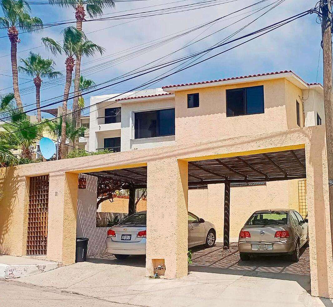 Los Cabos Chamizal Live or invest smart in this versatile 3-bedroom, 3-bath property in San JosΓ© del Cabo. Featuring two fully independent units: a 1-bedroom studio with full kitchen, private bath, laundry area, and separate entrance; and a spacious 2-bedroom, 2-bath unit with its own kitchen, laundry room, and entrance. Both are fully furnished and equipped with air conditioning. Ideal to live in one and rent the other short or long term. Located in a safe, desirable neighborhood loved by locals and expats. Just minutes from the beach, shops, and restaurants β with a rooftop terrace offering stunning ocean for sale