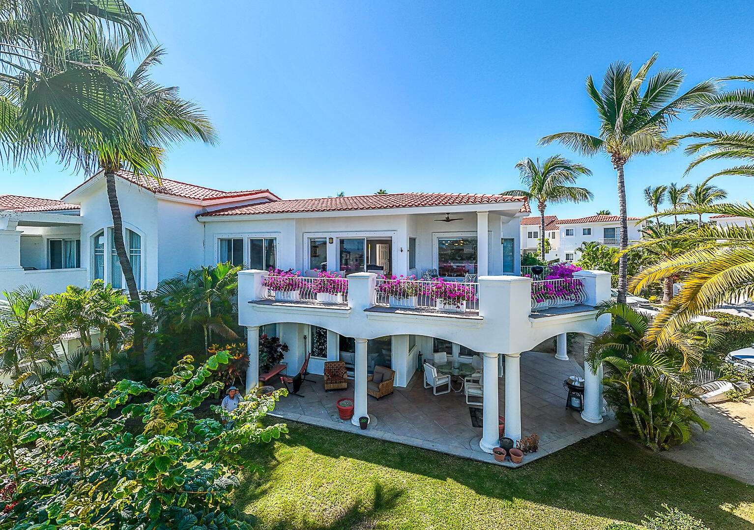 Los Cabos Villas De Oro Villa de Oro 306 is a three-bedroom condo in Villas de Oro with a bright, inviting layout and the kind of indoor-outdoor flow people come to Los Cabos for. The main living area opens onto an oversized patio with fairway, ocean, and mountain for sale