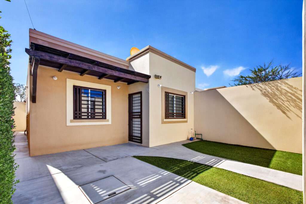 Los Cabos Ampliacion El Zacata EN VENTA CASA DE ENMEDIO, Col. Zacatal San José de Cabo.Esta casa se encuentra en un estado impecable, prácticamente nueva. Cuenta con recamara master con baño. 2 recamaras con closet. Todas las recamaras con aire acondicionado y closet. Estancia de sala y comedor con aire acondicionado. Total 2.5 baños. Amplio patio. Cisterna de 5,000 litros y tinaco de 1,100 litros. Tanque de gas LP estacionario. Calentador. Equipo hidroneumático. Conexiones listas para cocina y lavadora. Ubicada cerca de Oxxo, Chedraui, Smart Fit. Tienda Ley y Starbucks, escuelas y restaurantes. Vías rápidas por boulevard Forjadores y a 3 minutos de carretera Transpeninsular. – 2609M15L43 Azucena, Cabo San Lucas, BS