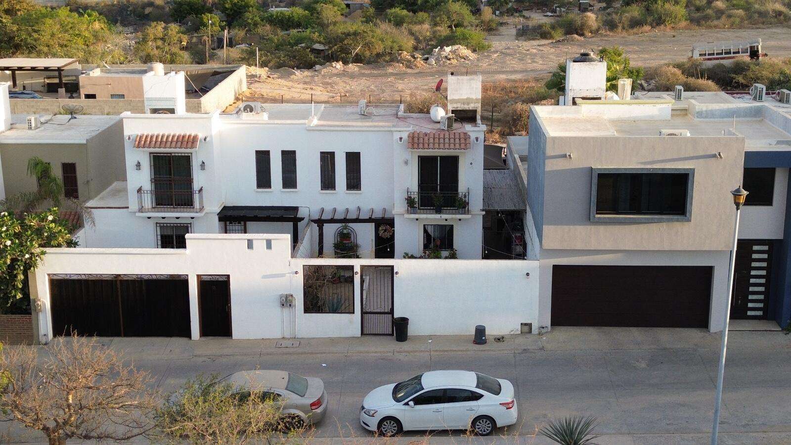 Los Cabos Magisterial Malvarrosa 5A & 5BEnglish: This duplex property is strategically located in one of the fastest-growing residential sectors of San José del Cabo. Sold together as one deeded property, both apartments offer strong rental income potential in an area where monthly rents range from approximately MXN – #28 Chimalpa, San Jose del Cabo, BS