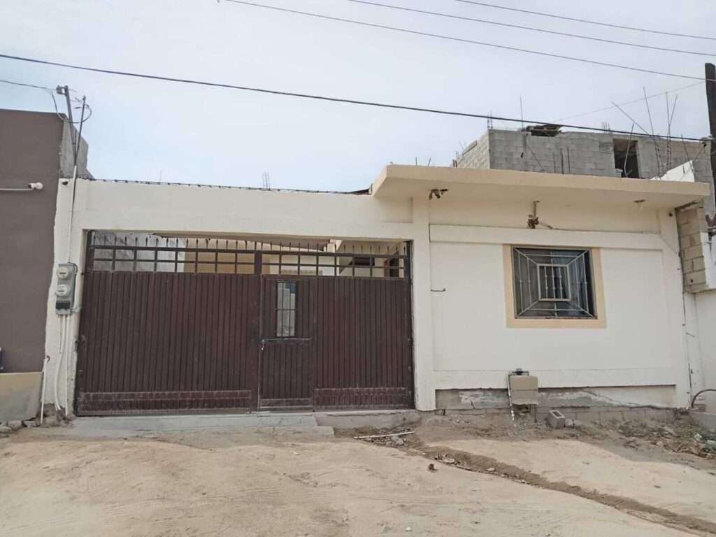 Los Cabos Centro-Csl North Casa habitación con ampliación en planta alta, ideal para inversión en Los Cabos. Planta baja: sala, cocina, 2 recámaras, 1 baño completo y cochera. Planta alta: 2 recámaras tipo estudio, cada una con baño completo y acceso independiente. Permite hasta 3 unidades habitacionales, con privacidad y opción de renta. Ubicada en zona urbana con servicios y vialidades cercanas.Single-family home with upper-level expansion, ideal for investment in Los Cabos. Ground floor: living room, kitchen, 2 bedrooms, 1 full bathroom, and carport. Upper level: 2 studio-style bedrooms, each with a full bathroom and independent access. Allows up to 3 separate units, offering privacy and rental flexibility. Located in an urban area with nearby services and main roads. – 28, Playa Camelia, Cabo San Lucas, Cabo San Lucas, BS