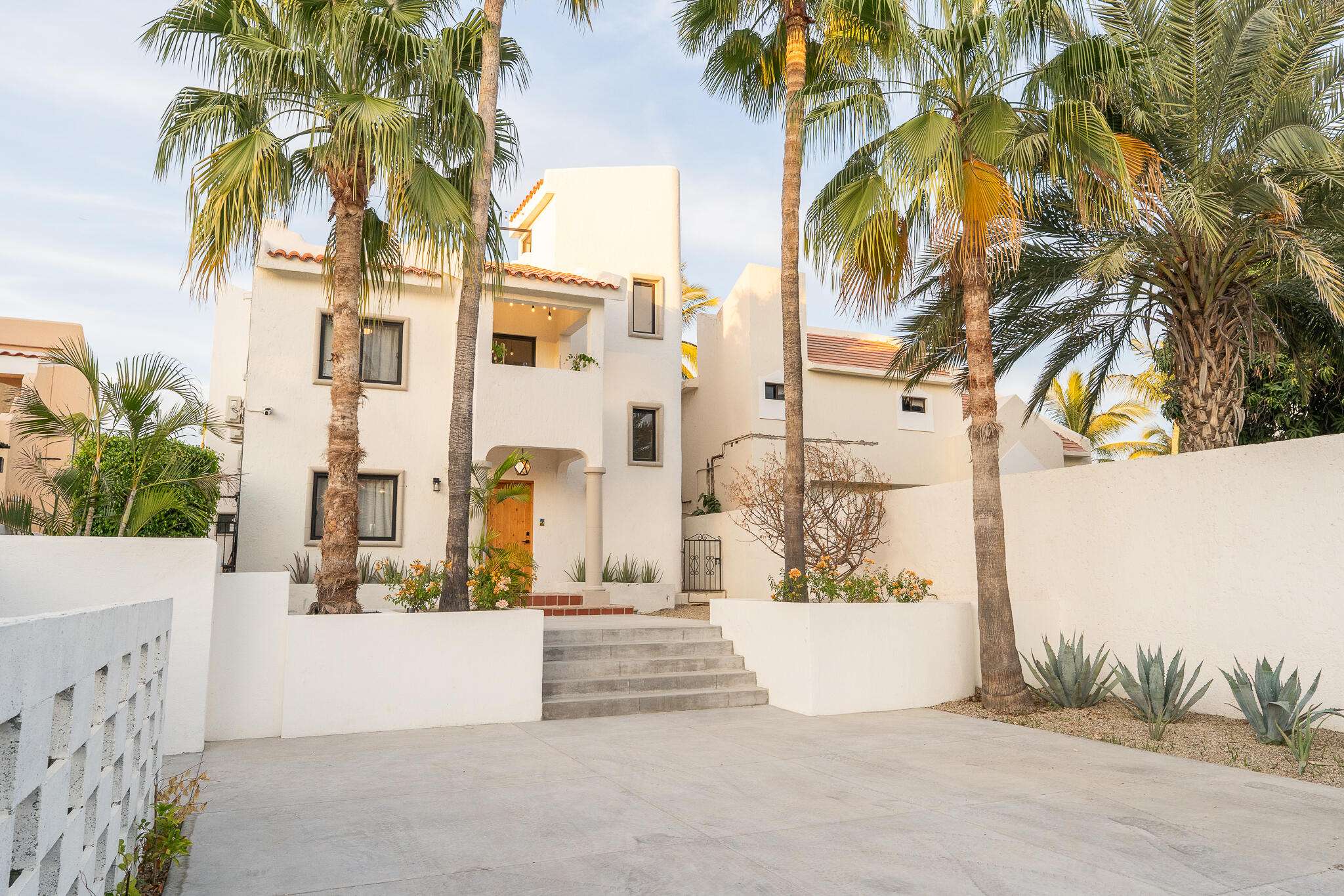Los Cabos Cresta Del Mar Located on a Cul De sac - A luxurious 4 bed 4 and 2 half bath House with full casita that has a separate entrance and kitchen. Ocean for sale