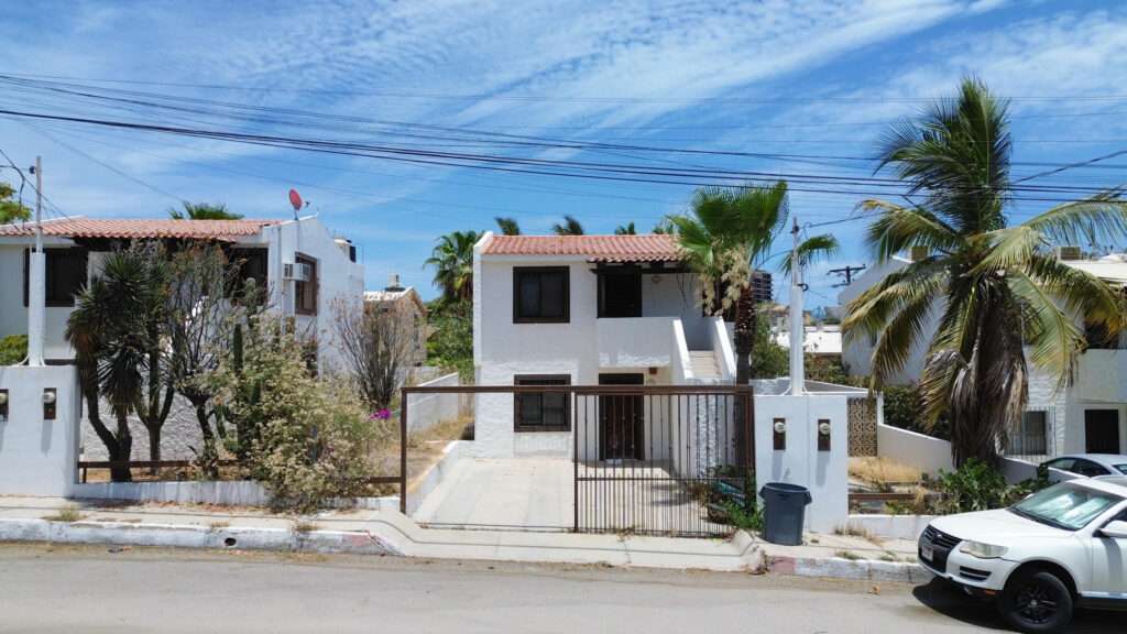 Los Cabos Magisterial Malvarrosa 5A & 5BEnglish: This duplex property is strategically located in one of the fastest-growing residential sectors of San José del Cabo. Sold together as one deeded property, both apartments offer strong rental income potential in an area where monthly rents range from approximately MXN – 5 C. P.º De Malvarrosa, San Jose del Cabo, BS