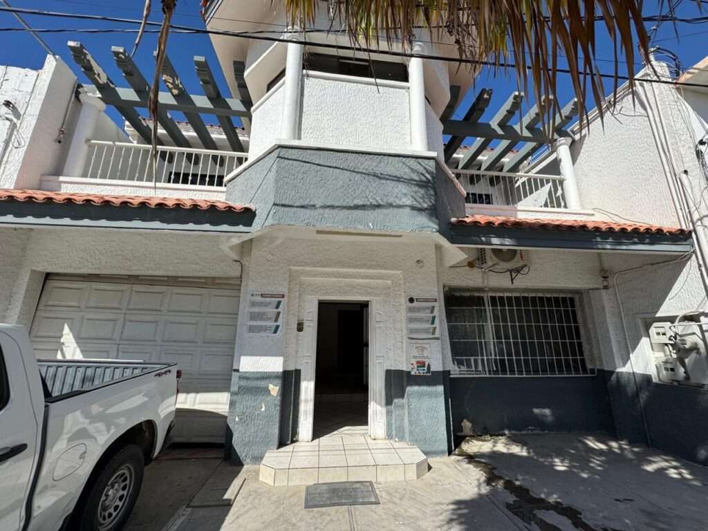Los Cabos Camino Del Mar A unique opportunity to acquire a furnished home with 3 bedrooms, 2 and a ½ baths, 2 car garage, patio, and a rooftop with ocean, mountain and golf course – 6 C. Félix Ortega, Cabo San Lucas, BS