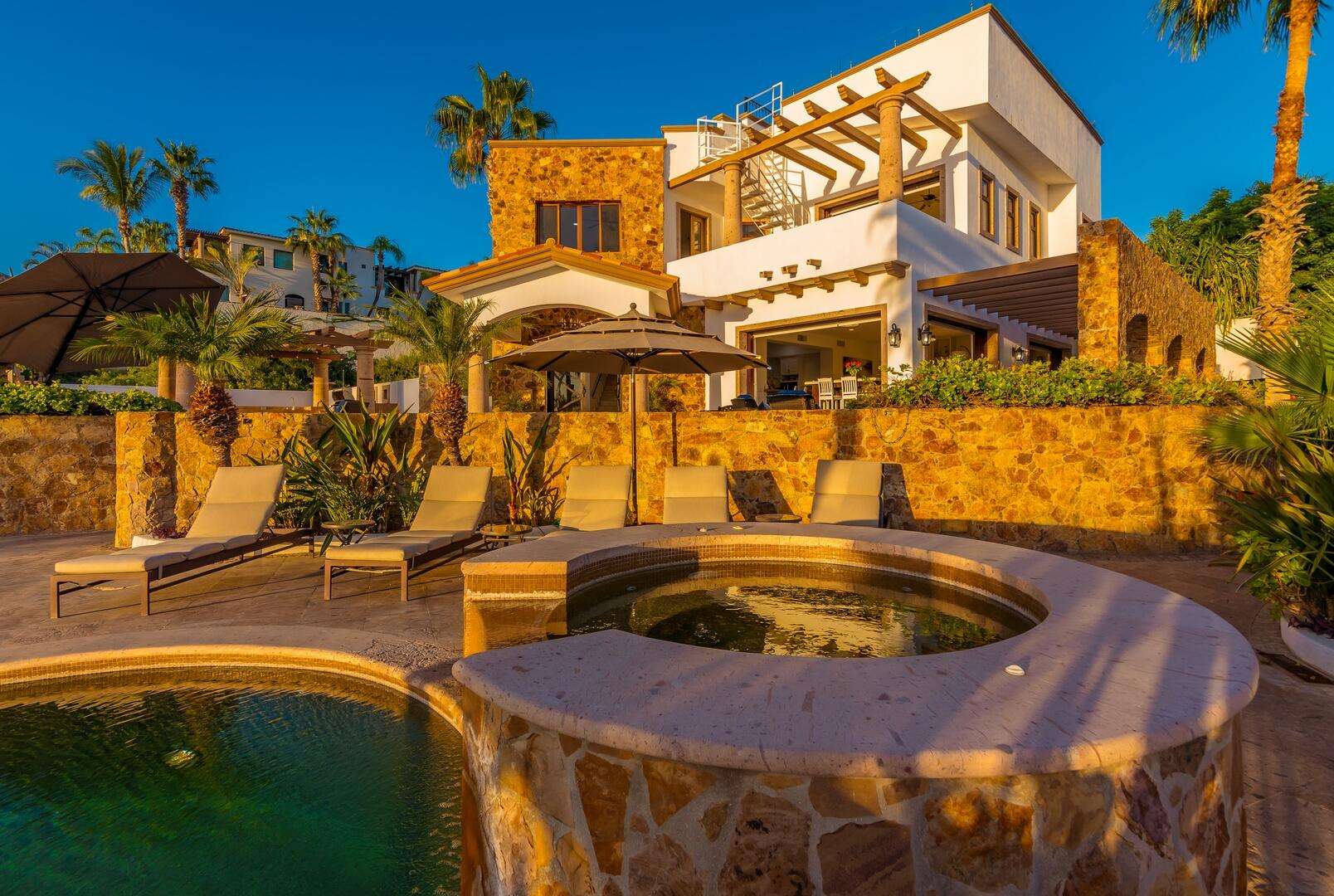 Los Cabos Cresta Del Mar Located on a Cul De sac - A luxurious 4 bed 4 and 2 half bath House with full casita that has a separate entrance and kitchen. Ocean for sale