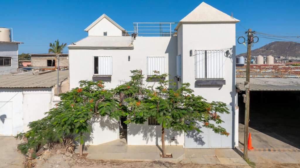 Los Cabos Cumbre Del Tezal Luxury finishes include marble flooring, wood kitchen with granite countertops, built-in wooden closets in all bedrooms, and vanities with tempered glass shower doors in all 3.5 baths. Fully equipped with 5 Gree inverter mini-split A/C units (3 × 1-ton, 2 × 2-ton), LG 22' French Door refrigerator, Whirlpool gas stove, and 1.7 cu ft microwave hood. Additional features: rooftop with bar, grill & sink, private terrace, storage, WiFi smart lock, private 5,000-liter cistern, and termite prevention system. Community: pool, gym, sports courts, kids' area, 3 clubhouses & 24/7 gated security – casa Cumbres del Tezal, Cabo Corridor, Cabo Corridor, BS