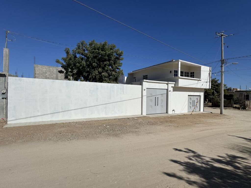 Los Cabos Miramar This is a 3 Bedroom and 2.5 Bath.This House Have a 10.000 Liter Water Cistern. the House come Partial Furnish.Close to Schools And Super Markets., Ley and Ahorrera Super Market, Also near to Down Town Cabo San Lucas.This will be a Good Investment for Rental Business. Or for Low Maintenet Retirement. – Casa Ejido Azul, San Jose del Cabo, BS