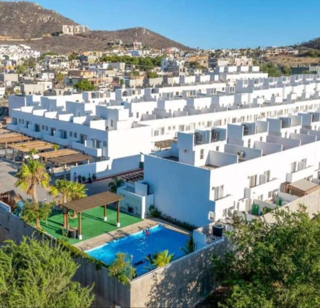 Los Cabos Centro-Csl North Casa habitación con ampliación en planta alta, ideal para inversión en Los Cabos. Planta baja: sala, cocina, 2 recámaras, 1 baño completo y cochera. Planta alta: 2 recámaras tipo estudio, cada una con baño completo y acceso independiente. Permite hasta 3 unidades habitacionales, con privacidad y opción de renta. Ubicada en zona urbana con servicios y vialidades cercanas.Single-family home with upper-level expansion, ideal for investment in Los Cabos. Ground floor: living room, kitchen, 2 bedrooms, 1 full bathroom, and carport. Upper level: 2 studio-style bedrooms, each with a full bathroom and independent access. Allows up to 3 separate units, offering privacy and rental flexibility. Located in an urban area with nearby services and main roads. – casa Sara, Cabo San Lucas, Cabo San Lucas, BS