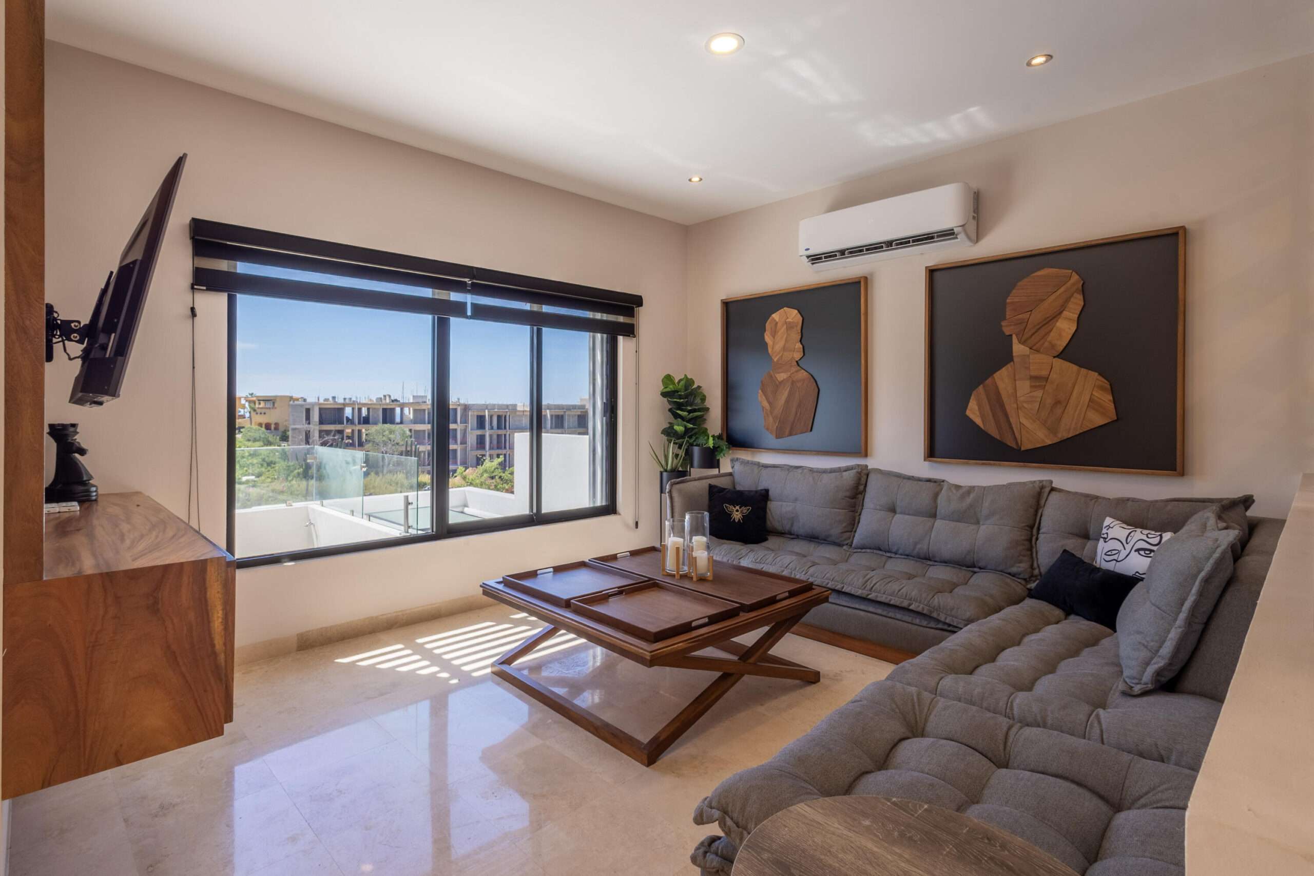 Los Cabos Chamizal Live or invest smart in this versatile 3-bedroom, 3-bath property in San JosΓ© del Cabo. Featuring two fully independent units: a 1-bedroom studio with full kitchen, private bath, laundry area, and separate entrance; and a spacious 2-bedroom, 2-bath unit with its own kitchen, laundry room, and entrance. Both are fully furnished and equipped with air conditioning. Ideal to live in one and rent the other short or long term. Located in a safe, desirable neighborhood loved by locals and expats. Just minutes from the beach, shops, and restaurants β with a rooftop terrace offering stunning ocean for sale