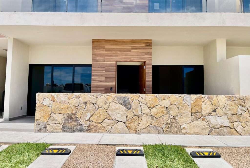Los Cabos Solara Del Mar Why wait for a promise when you can walk into your reality today? This exclusive 3-bedroom Penthouse at Solara del Mar represents the gold standard of ''Blue Chip'' real estate in El Tezal. Boasting a private rooftop designed for the ultimate evening entertainer, this residence offers unobstructed vistas of the iconic Land's End and the shimmering Sea of Cortez. With 100% completed amenities and artisanal craftsmanship throughout, this is a turn-key legacy investment. Whether you are looking for a high-yield rental asset or a sophisticated family retreat in the Cabo Corridor, this penthouse delivers unrivaled certainty and lifestyle. Your Cabo journey doesn't start next – Ground floor, Cabo Corridor, BS