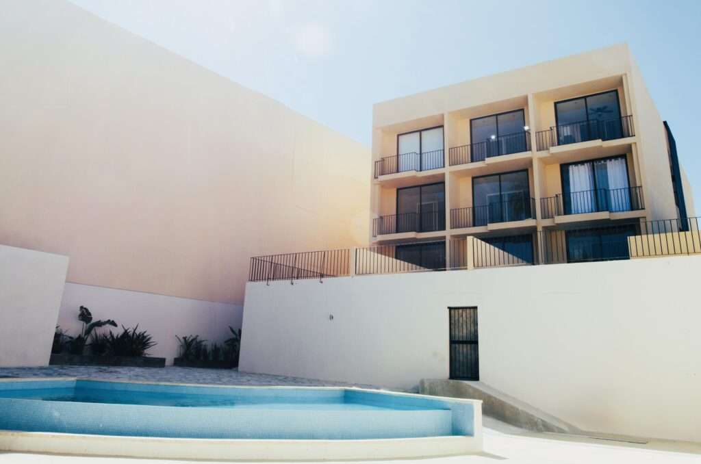 Los Cabos Centro Unidad 4 en I Loft, a solo tres cuadras de la Marina de Cabo San Lucas. Cuenta con 1 recámara, 1 baño completo, cocina integral y terraza ideal para instalar pérgola o jacuzzi. El desarrollo ofrece elevador, alberca y recepción, una excelente opción para vivir o invertir.Unit 4 at I Loft, just three blocks from the Cabo Marina. It features 1 bedroom, 1 full bathroom, a full kitchen and a terrace perfect for a pergola or jacuzzi. The building offers an elevator, pool and reception area, ideal for living or investment. – I LOFT, Cabo San Lucas, BS