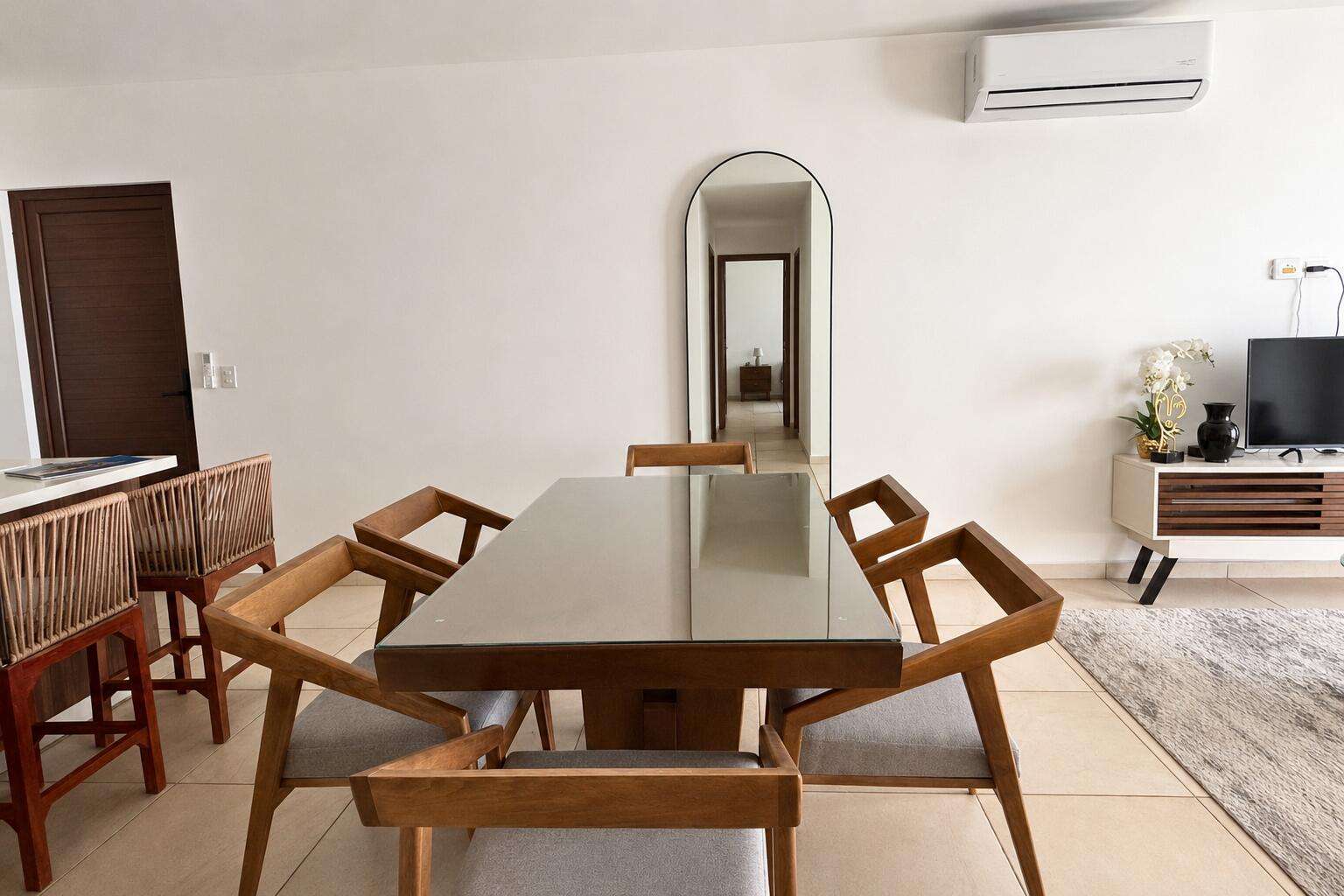 Los Cabos Palmitos Residencial Exceptional ground-floor condo for sale in Palmitos Residencial, located in the growing Jacarandas area of Cabo San Lucas. This fully furnished and professionally decorated 2-bedroom residence offers 151 m² of total space, featuring an oversized private patio ideal for indoor-outdoor living. The condo includes upgraded sliding glass doors and main entrance, high-quality blinds, mini-split A/C units, and a fully equipped kitchen with all appliances included.The community offers a swimming pool, controlled access, and 24/7 security. Conveniently located with quick access to major roads, supermarkets, shopping centers, restaurants, and downtown Cabo San Lucas.Excellent option for full-time living, vacation use, or rental investment with strong rental demand and appreciation potential for sale