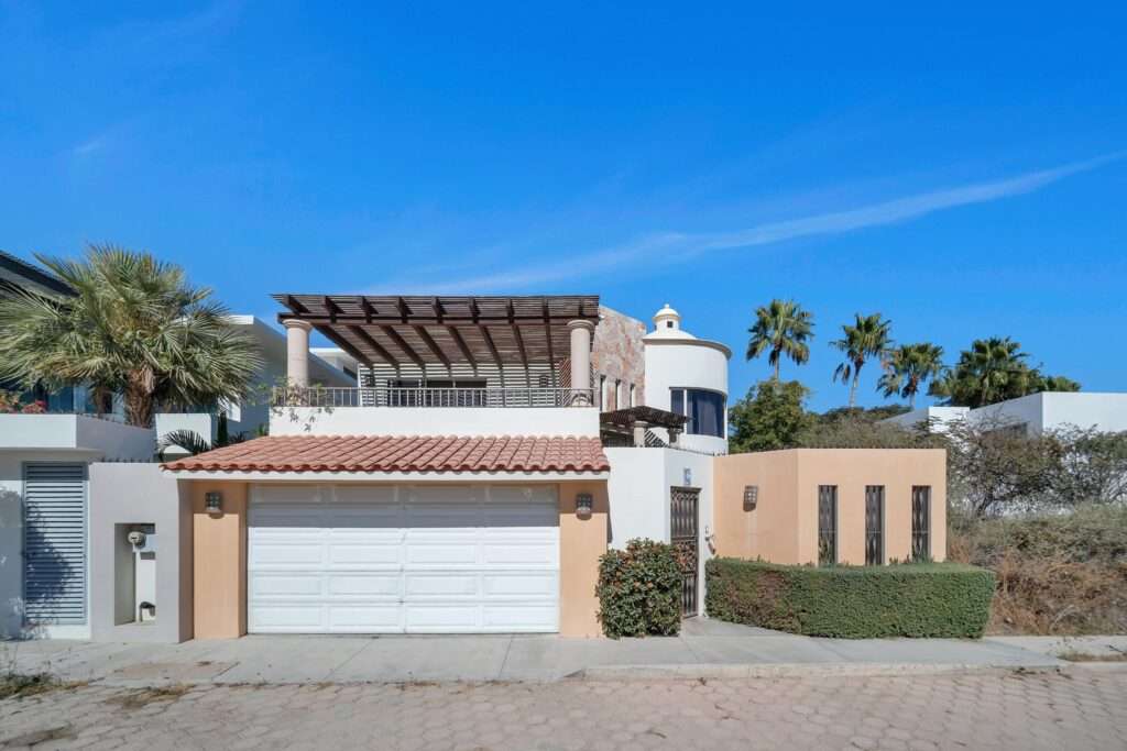 Los Cabos Chamizal Live or invest smart in this versatile 3-bedroom, 3-bath property in San José del Cabo. Featuring two fully independent units: a 1-bedroom studio with full kitchen, private bath, laundry area, and separate entrance; and a spacious 2-bedroom, 2-bath unit with its own kitchen, laundry room, and entrance. Both are fully furnished and equipped with air conditioning. Ideal to live in one and rent the other short or long term. Located in a safe, desirable neighborhood loved by locals and expats. Just minutes from the beach, shops, and restaurants — with a rooftop terrace offering stunning ocean – L3 Mzn 2 Crispen Cecena, Cabo Corridor, BS