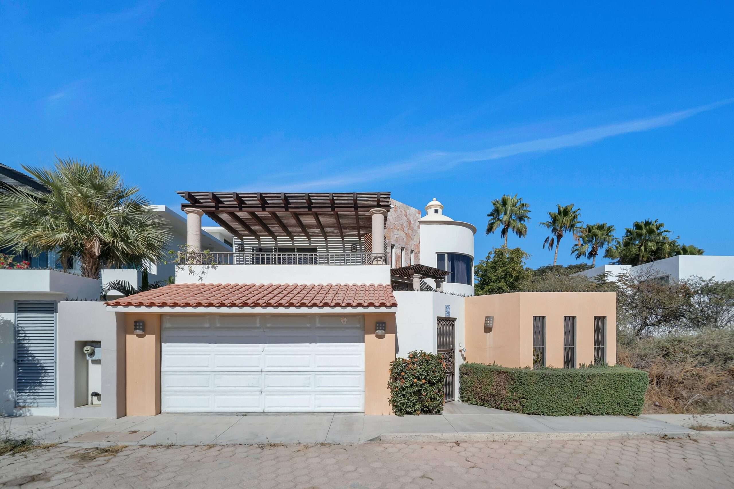 Los Cabos Chamizal Live or invest smart in this versatile 3-bedroom, 3-bath property in San JosΓ© del Cabo. Featuring two fully independent units: a 1-bedroom studio with full kitchen, private bath, laundry area, and separate entrance; and a spacious 2-bedroom, 2-bath unit with its own kitchen, laundry room, and entrance. Both are fully furnished and equipped with air conditioning. Ideal to live in one and rent the other short or long term. Located in a safe, desirable neighborhood loved by locals and expats. Just minutes from the beach, shops, and restaurants β with a rooftop terrace offering stunning ocean for sale