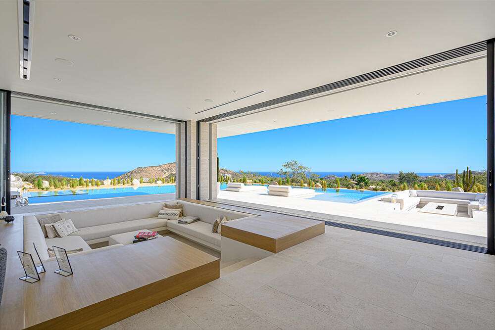 Los Cabos Sjd-Inland/Golf:Gen Incredible property with a 3 bedroom unit and 3 additional detached and independent access rental units on the top level, plus a restaurant set up construction on the lower level, Few steps from La Comer and right in front of Fonatur play ground. A short walk to San Jose del Cabo beach, and less than 10 minutes away from Downtown San Jose.This property has great rental potential as well as turn the local section as restaurant. Don't miss the opportunity to invest in this property with multiple benefits. – La Vista 22, San Jose Corridor, BS