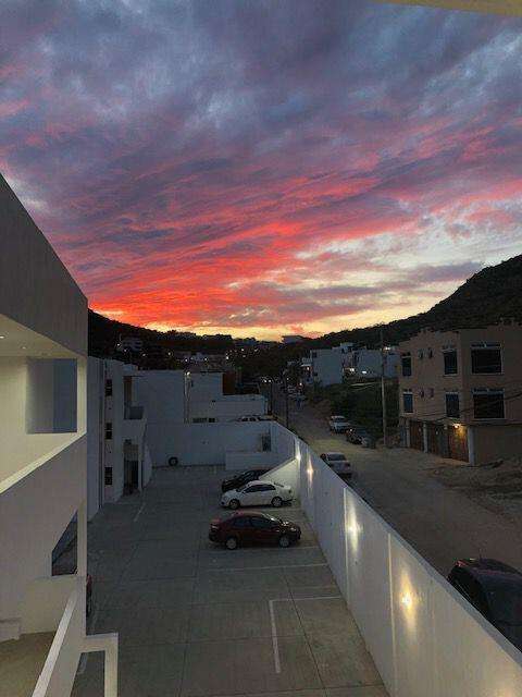 Los Cabos Bahia Del Tezal Condominio ubicado en el tercer nivel, cuenta con una cocina totalmente equipada, con una una isla lo cual la vuelve un área de convivencia, su ubicación se encuentra cerca de áreas recreativas, colegios, hospitales, a tan solo 5 min del mar.el precio fijo en pesos es de – LOMA ALTA, Cabo San Lucas, BS