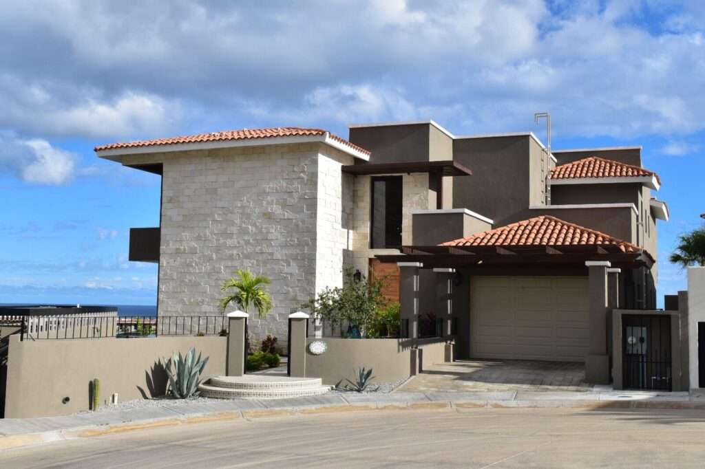 Los Cabos Sjd-Inland/Golf:Gen Incredible property with a 3 bedroom unit and 3 additional detached and independent access rental units on the top level, plus a restaurant set up construction on the lower level, Few steps from La Comer and right in front of Fonatur play ground. A short walk to San Jose del Cabo beach, and less than 10 minutes away from Downtown San Jose.This property has great rental potential as well as turn the local section as restaurant. Don't miss the opportunity to invest in this property with multiple benefits. – Lote 11 Lago Salado, San Jose del Cabo, BS