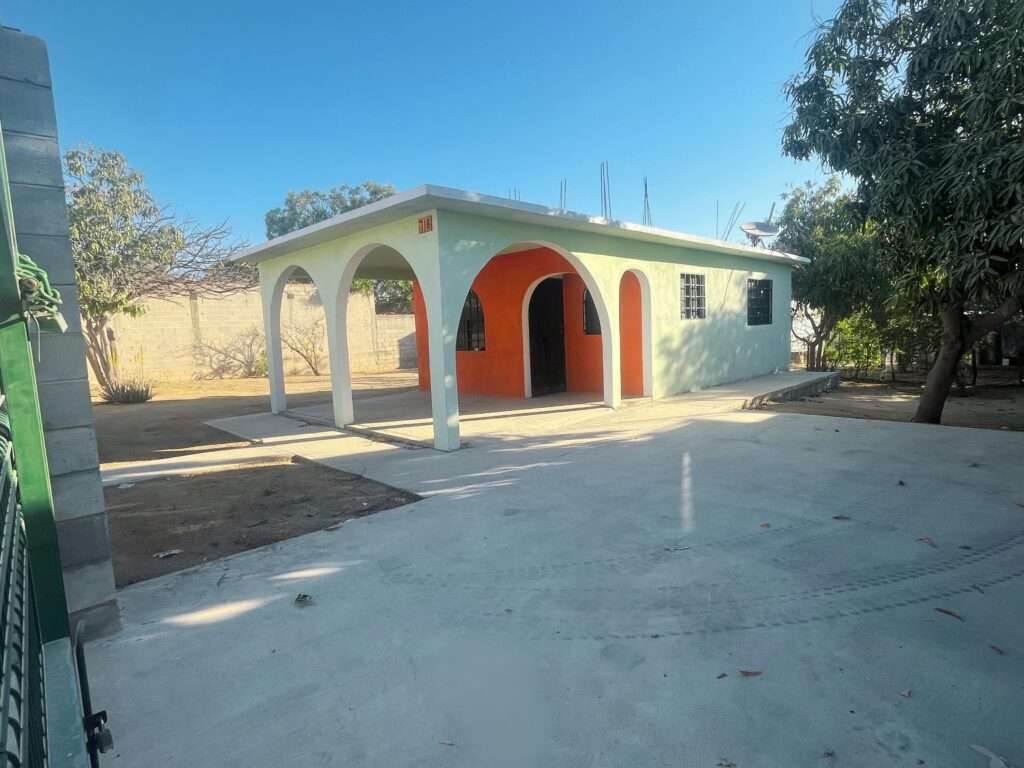 Los Cabos Centro-Csl North Casa habitación con ampliación en planta alta, ideal para inversión en Los Cabos. Planta baja: sala, cocina, 2 recámaras, 1 baño completo y cochera. Planta alta: 2 recámaras tipo estudio, cada una con baño completo y acceso independiente. Permite hasta 3 unidades habitacionales, con privacidad y opción de renta. Ubicada en zona urbana con servicios y vialidades cercanas.Single-family home with upper-level expansion, ideal for investment in Los Cabos. Ground floor: living room, kitchen, 2 bedrooms, 1 full bathroom, and carport. Upper level: 2 studio-style bedrooms, each with a full bathroom and independent access. Allows up to 3 separate units, offering privacy and rental flexibility. Located in an urban area with nearby services and main roads. – LOTE 6 PROF. JACINTO ROCHIN PINO, San Jose del Cabo, BS
