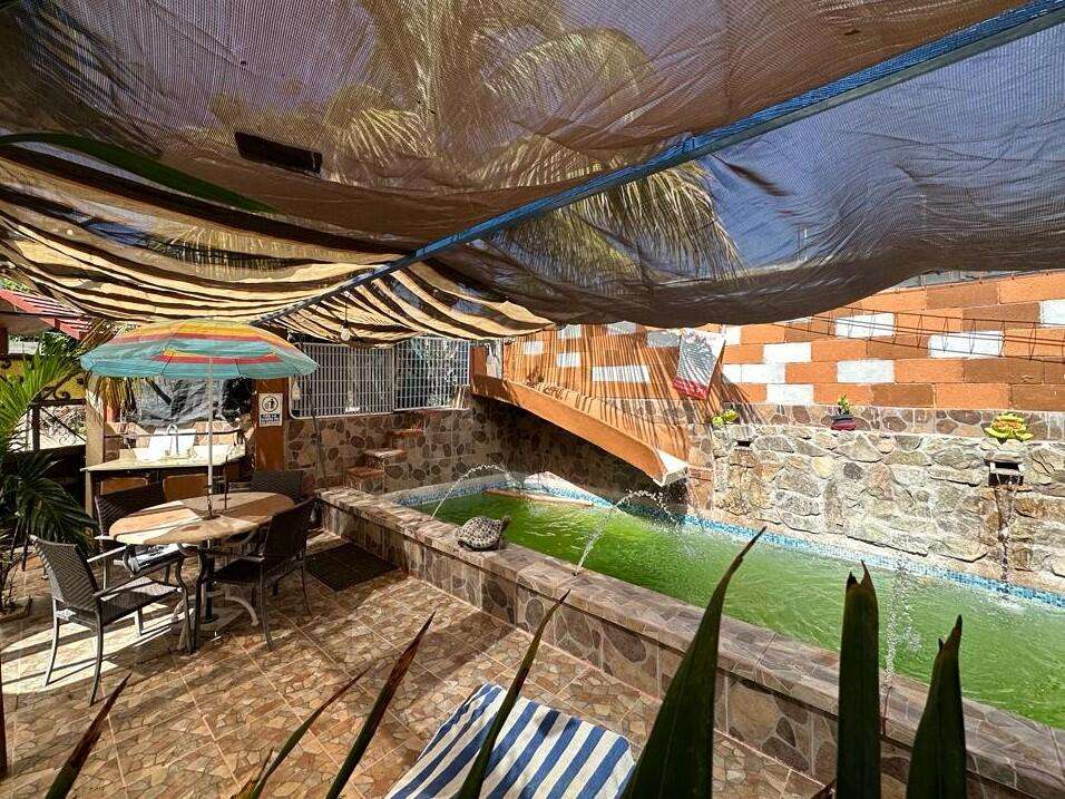 Los Cabos La Cima Descubre esta acogedora casa en La Cima, ubicada en una zona tranquila del corredor turístico de Los Cabos.La propiedad de dos niveles ofrece un diseño funcional con 2 rec/3 baños, ideal tanto para vivir tiempo completo y para inversión vacacional.En planta baja encontrarás espacios bien distribuidos que incluyen área de sala, comedor y cocina, creando un ambiente práctico para la vida diaria.En el segundo nivel se encuentra una estancia adicional, perfecta como sala de TV, oficina o área familiar, la cual tiene el potencial de convertirse en una tercera recámara, brindando mayor flexibilidad según las necesidades del propietario.Ubicada en una zona con fácil acceso a supermercados servicios y playas, esta casa combina comodidad, privacidad y excelente potencial de plusvalía en Discover this inviting home in La Cima, located in a quiet area of the Los Cabos tourist corridor. This two-story property offers a functional design with 2 bedrooms and 3 bathrooms, ideal for full-time living or as a vacation investment. On the ground floor, you'll find well-distributed spaces including a living room, dining room, and kitchen, creating a practical environment for everyday living. The second floor features an additional room, perfect as a TV room, office, or family area, which has the potential to be converted into a third bedroom, providing greater flexibility according to the owner's needs. Located in an area with easy access to supermarkets, services, and beaches, this home combines comfort, privacy, and excellent appreciation potential in Los Cabos. – Mza.11 L.7 San Jose Viejo, San Jose del Cabo, BS