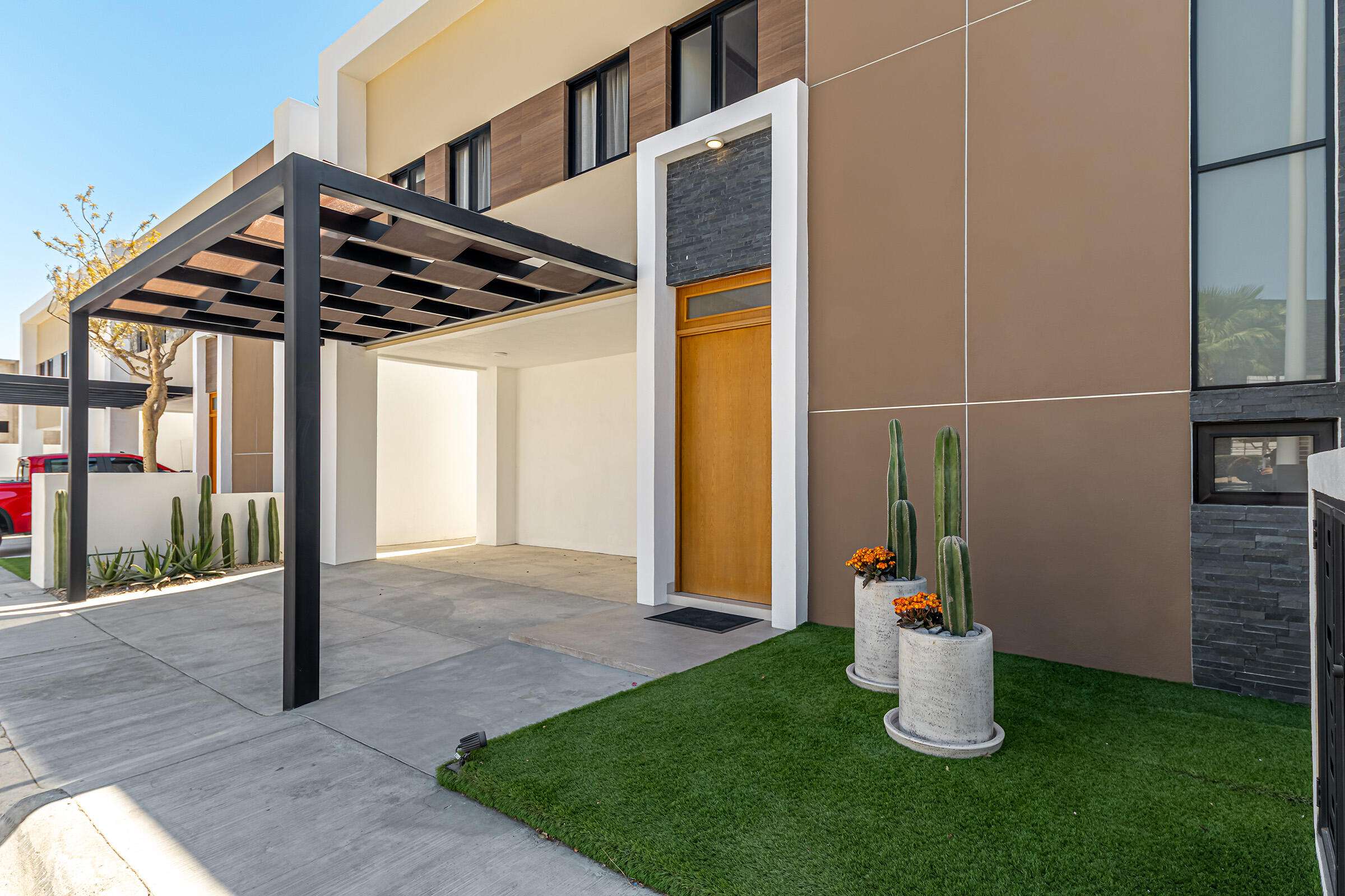 Los Cabos Chamizal Live or invest smart in this versatile 3-bedroom, 3-bath property in San JosΓ© del Cabo. Featuring two fully independent units: a 1-bedroom studio with full kitchen, private bath, laundry area, and separate entrance; and a spacious 2-bedroom, 2-bath unit with its own kitchen, laundry room, and entrance. Both are fully furnished and equipped with air conditioning. Ideal to live in one and rent the other short or long term. Located in a safe, desirable neighborhood loved by locals and expats. Just minutes from the beach, shops, and restaurants β with a rooftop terrace offering stunning ocean for sale