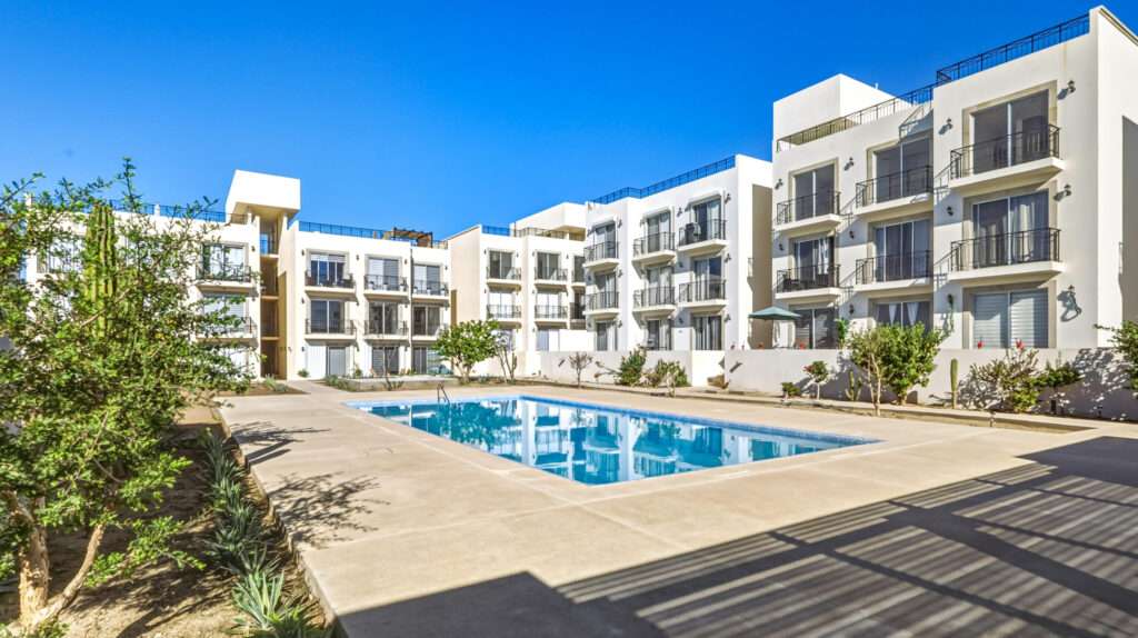 Los Cabos Bahia Del Tezal Condominio ubicado en el tercer nivel, cuenta con una cocina totalmente equipada, con una una isla lo cual la vuelve un área de convivencia, su ubicación se encuentra cerca de áreas recreativas, colegios, hospitales, a tan solo 5 min del mar.el precio fijo en pesos es de – Palmitos Residencial, Cabo San Lucas, Cabo San Lucas, BS