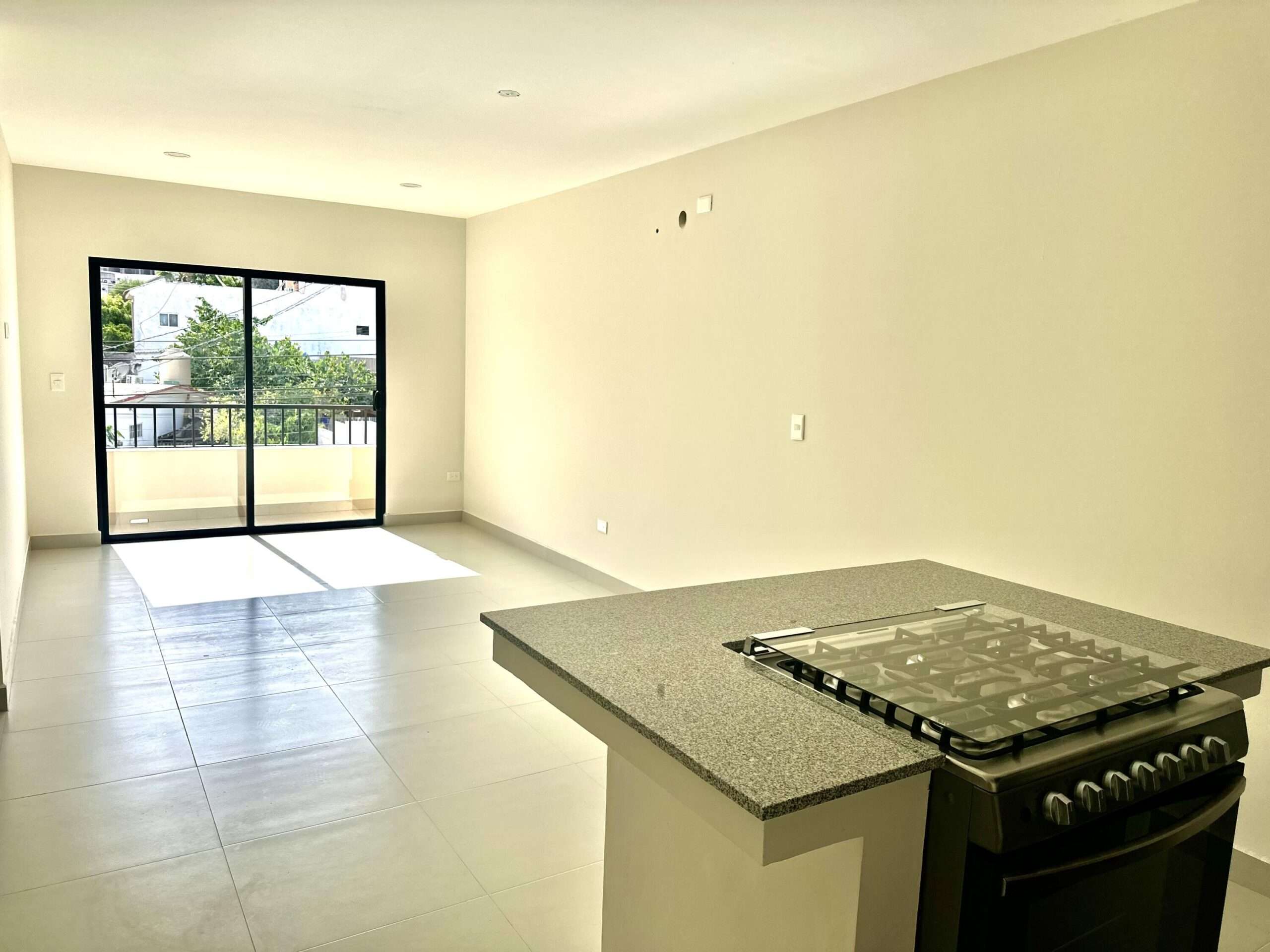 Los Cabos Magisterial Estrena departamento de 2 recámaras, 2 baños completos, y baño de visitas, con una distribución moderna en 104.16 M2 totales. Unidad #301. Acogedora cocina: la estufa está estratégicamente ubicada en una isla, para cocinar mientras convives con tus invitados en las áreas sociales. Espacios luminosos gracias a sus amplios ventanales corredizos y balcones que aportan frescura y confort. Amenidades comunes: disfruta de una espectacular terraza tipo rooftop con área de BBQ, pergolado e impresionantes vistas; perfecta para relajarte o recibir invitados al aire libre. Ubicado en Colonia Magisterial (Jesús Castro A.), una de las comunidades más prestigiosas y solicitadas de San José del Cabo. Zona residencial tranquila con parque familiar y canchas deportivas. A pocos minutos de playas hermosas, la zona hotelera de San José, campos de golf, Centro Histórico, supermercados, restaurantes y mucho más. Además, ofrece fácil acceso a la carretera de cuota hacia el Aeropuerto Internacional de Los Cabos.No dejes pasar esta oportunidad de vivir o invertir en una de las zonas más deseadas de San José del Cabo. for sale
