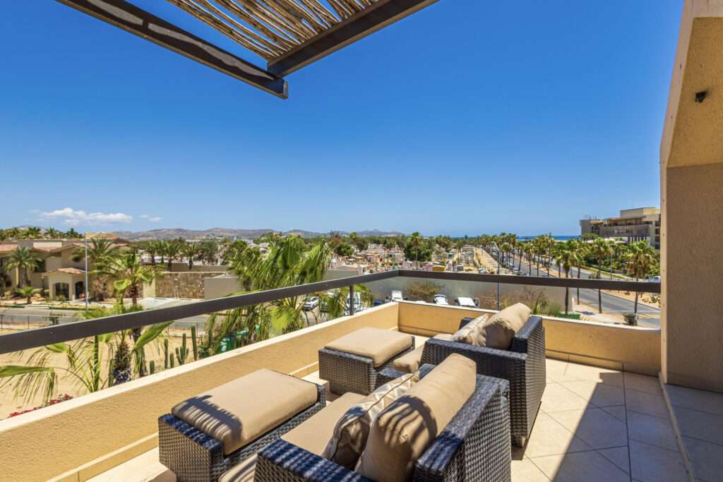 Los Cabos Club La Costa One-bedroom penthouse with a loft-style bedroom and two full bathrooms. Bright corner unit with plenty of natural light throughout.The property features two spacious patios, one ideal for sunbathing and one fully shaded for comfortable outdoor living. Enjoy open fairway-front – Phase 3, San Jose del Cabo, BS