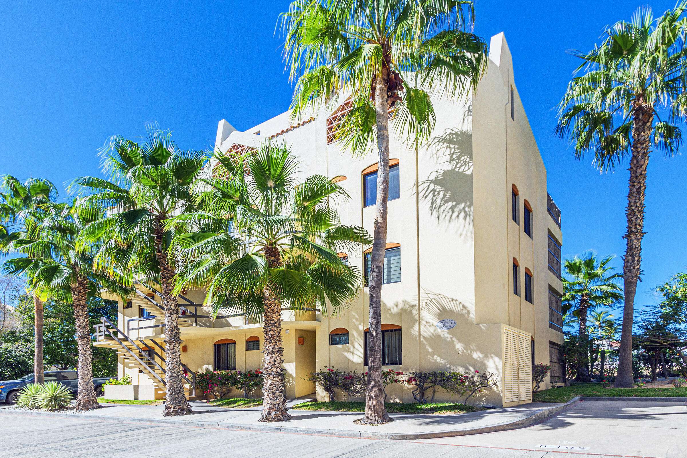 Los Cabos Club La Costa Amazing executive sized 2 bedroom penthouse condo with extra loft for sleeping or office space. Modern finishings and quality furnishings included. Newer high end appliances upgraded flooring and counter tops set this unit apart from the rest. Open floor space with high vaulted ceilings and two levels of golf course for sale
