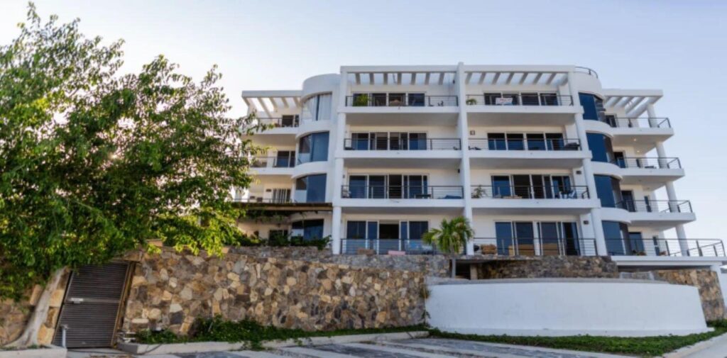 Los Cabos Vista Colorada *Apartment for Sale in Vista Colorada!* Discover this beautiful apartment located in the Vista Colorada neighborhood, behind the Kia and Chevrolet dealerships, with a strategic location near the Transpeninsular Highway. This property offers immediate access to supermarkets, shopping centers, schools, and all the services you need. *Apartment Features:* - *3 Bedrooms:* Spacious and functional spaces, perfect for the whole family. - *2 Full Bathrooms:* The master bedroom includes a bathtub, while the second bathroom has a shower. - *Terrace with Ocean for sale