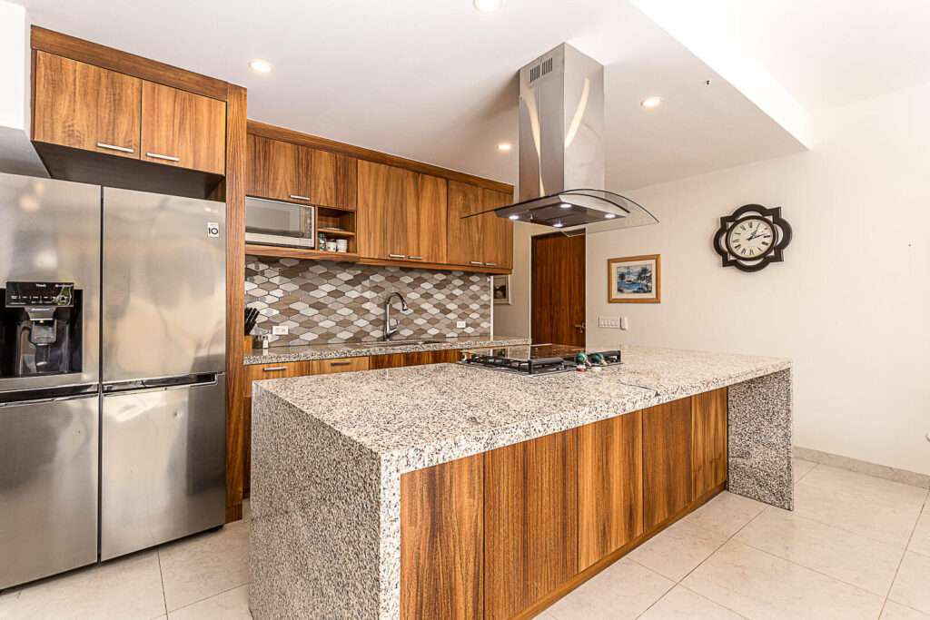 Los Cabos Colinas De Cabo Baja VENDEDOR MOTIVADO, ¡Invierte en esta Oportunidad Única! ¡No dejes pasar esta propiedad!. PROYECTO PARA CONDOS O CASA EN PRE-CONSTRUCCIÓN OBRA NEGRA. Se vende en su estado actual. Incluye permisos de construcción, licencia y planos. ZONIFICACIÓN H-2. Se permite construir hasta dos niveles más un rooftop. panoramico con vistas al Océano Pacífico. A solo minutos de Pueblo Bonito Sunset, Campo de Golf Quivira y su área gastronómica. Está a solo 5 minutos del vibrante centro de Cabo San Lucas, la Marina, vida nocturna y excelentes restaurantes. INCLUYE UNA CISTERNA DE AGUA DE 40 MIL LITROS. DOS COCHERAS.Se requiere notificación con 24 horas de anticipación para visitas. – Vista Mare, Cabo San Lucas, Cabo San Lucas, BS