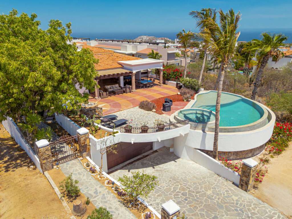Los Cabos Cresta Del Mar Casa Arco de Cabo, a recently remodeled Californian style home that feels open, clear, and calm.Natural light fills the interiors and highlights a layout made for easy living.The open kitchen, living area, and patio create a setting that invites connection and quiet moments.From the pool and jacuzzi, you enjoy a peaceful Cabo's Arch – #39 Cresta Del Mar, Cabo Corridor, BS